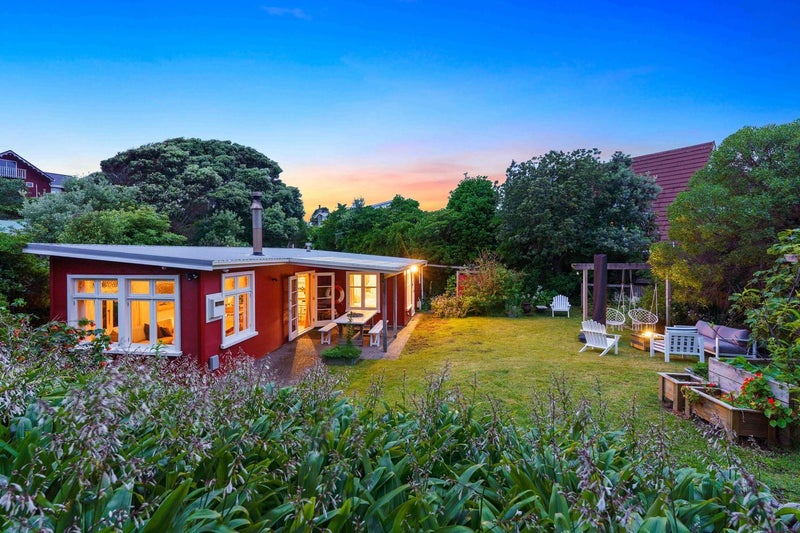 Classic Kiwi Bach | Coastal Gem64536340677763110