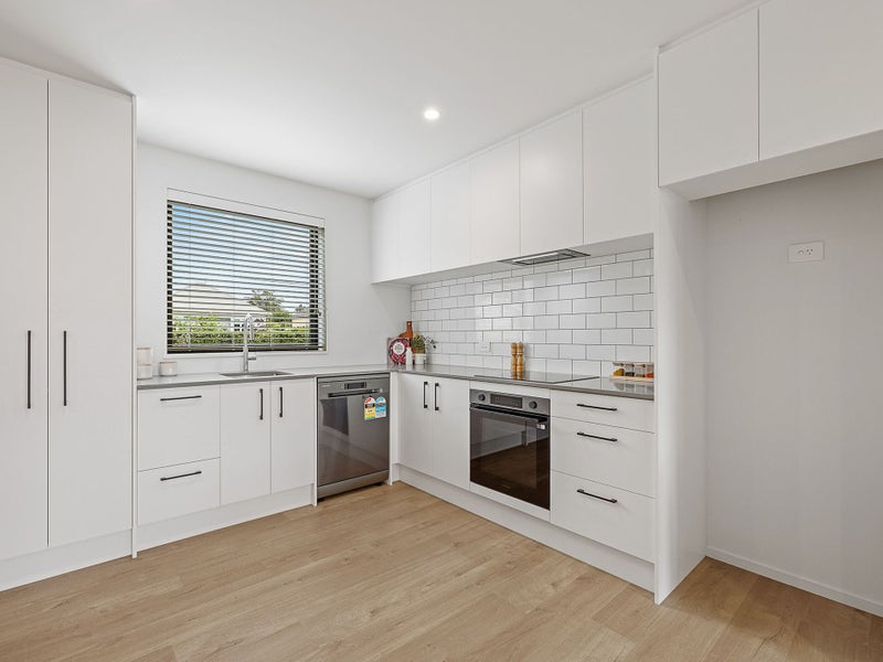 Modern living, ready now.64536633030401111