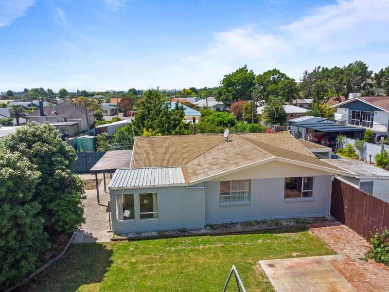 1970's Classic with Space and Loads of Potential64536815068291113