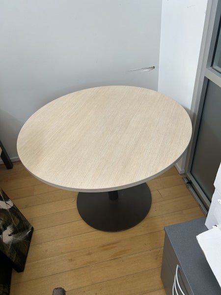 Small office meeting table and two chairs Carousel 1