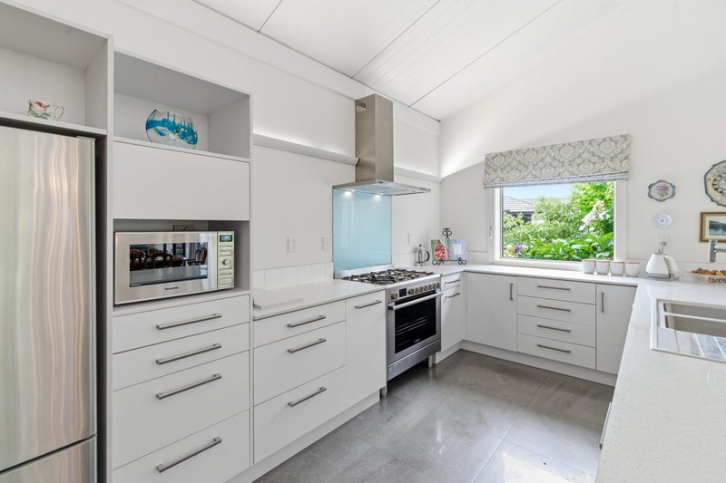 Solar-Powered. Eco-Smart. Ultra-Comfortable.64537330051201114