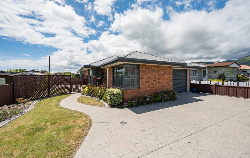 Prime Location - Move In Ready!64537623133571110