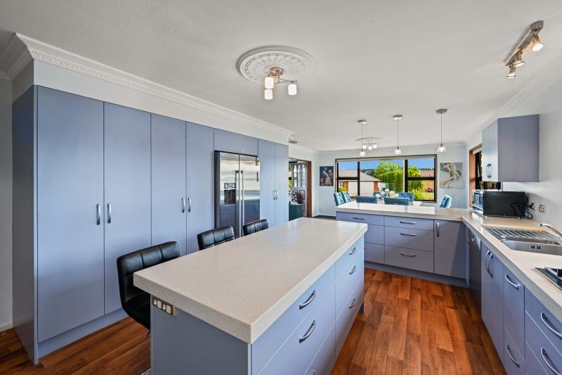 Large Home, Great Views, Dual Living64538112616321113