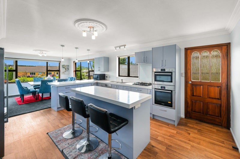 Large Home, Great Views, Dual Living64538112616321114