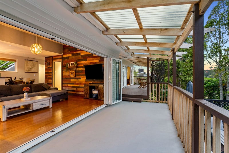 1/4 Acre Olde Greenhithe Family Stunner!64538901367937113