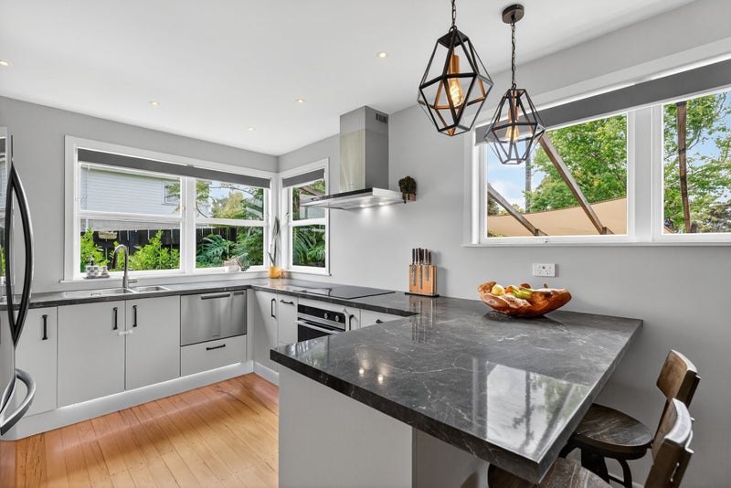 1/4 Acre Olde Greenhithe Family Stunner!64538901367937114