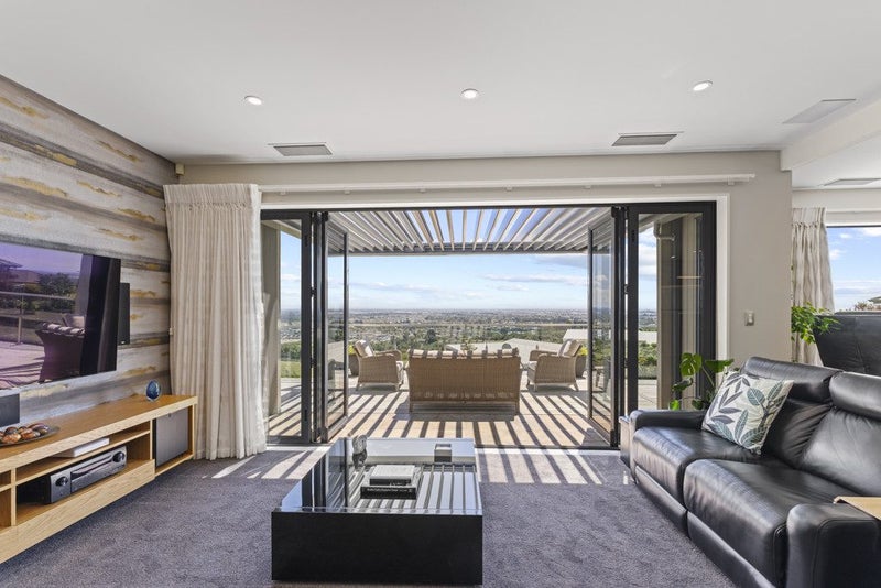 SPECTACULAR PANORAMIC VIEWS AND FOUR CAR GARAGING!64539179713410112