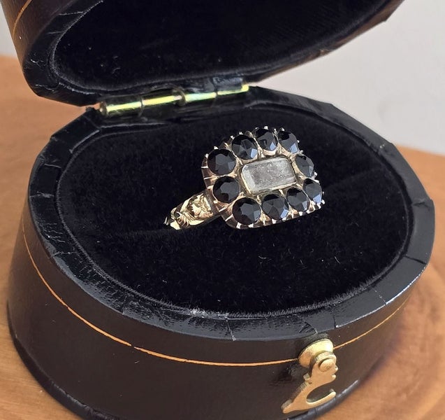 Victorian 1860-1880 15ct gold jet mourning ring Carousel 2