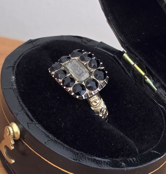 Victorian 1860-1880 15ct gold jet mourning ring Carousel 1
