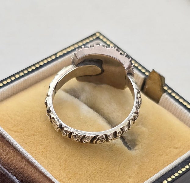 Victorian 1860-1880 15ct gold jet mourning ring Carousel 9