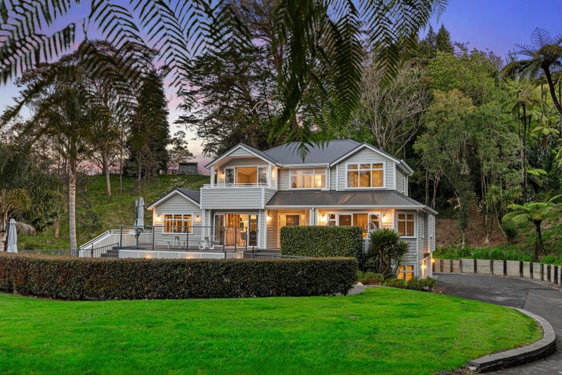 Three-Level Lifestyle Oasis Minutes From Town64539378725121111