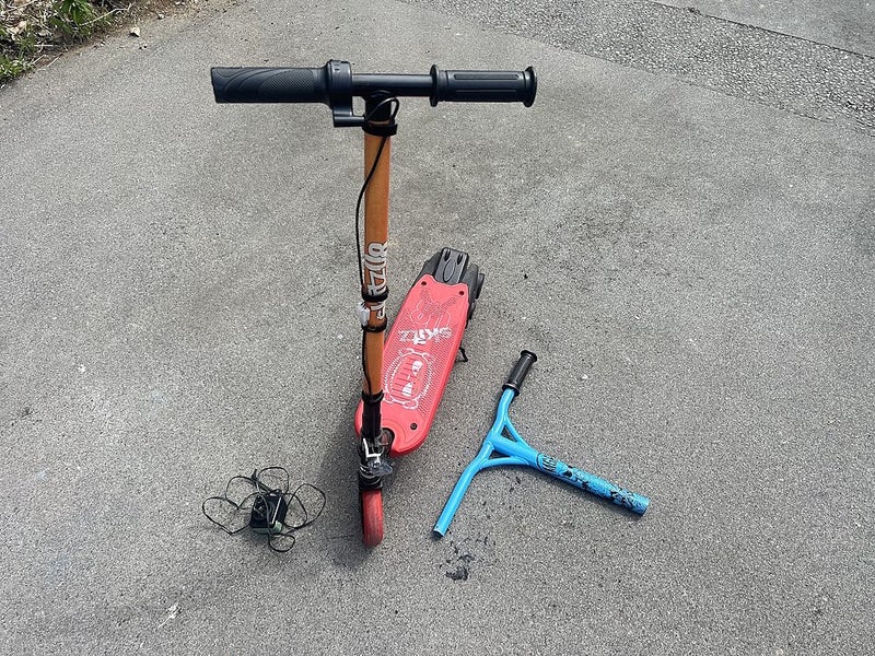 Kids e-scooter (SKITZ) Carousel 1