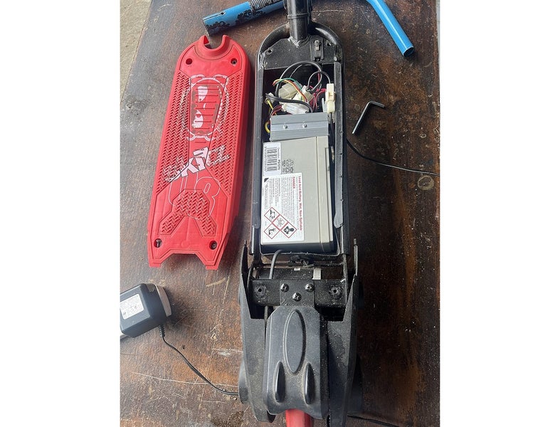 Kids e-scooter (SKITZ) Carousel 6