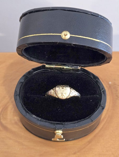 1820's Georgian "love- heart locket" ring - 15/9ct gold Carousel 10