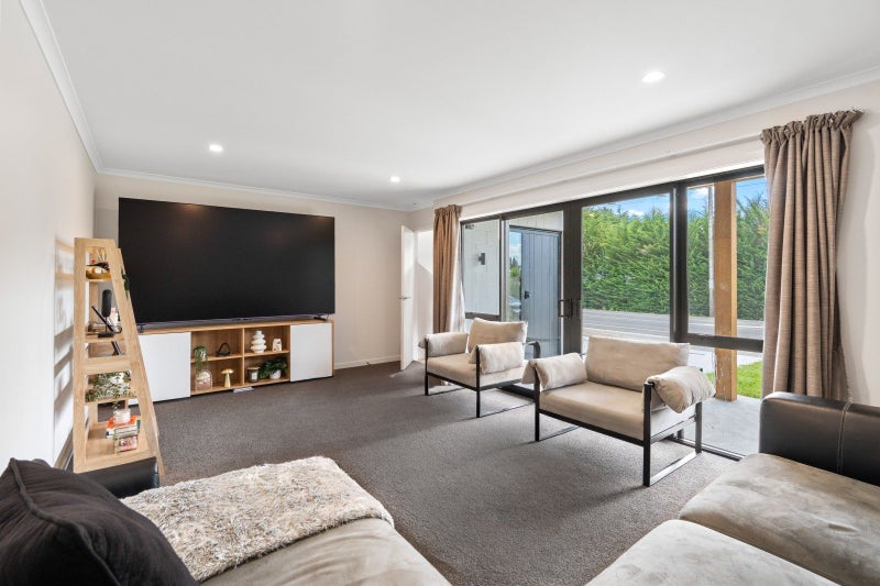 Bright modern home with panoramic views64539478281857113