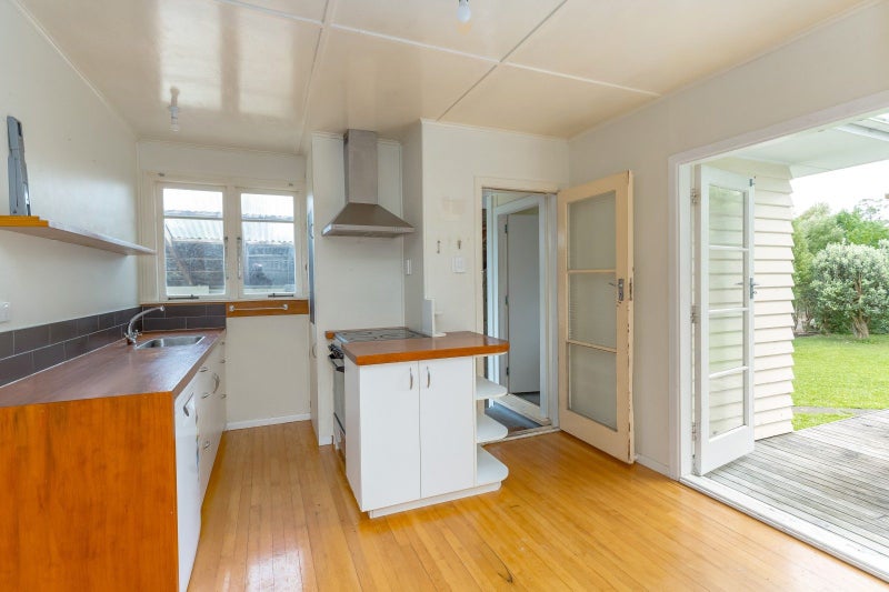 Sunny 1950s classic with modern comforts64539577443330111