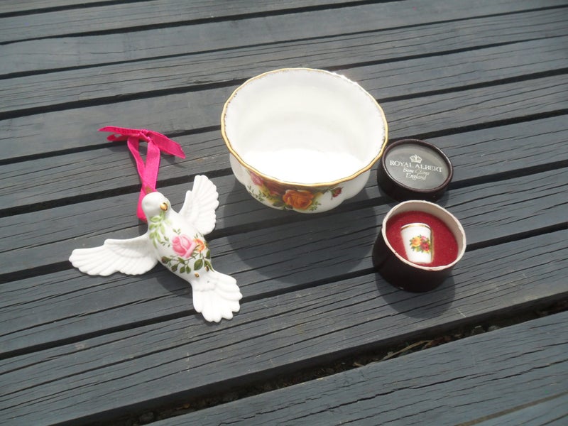ROYAL ALBERT OLD COUNTRY ROSES THIMBLE, SUGAR BOWL & XMAS DOVE Carousel 1