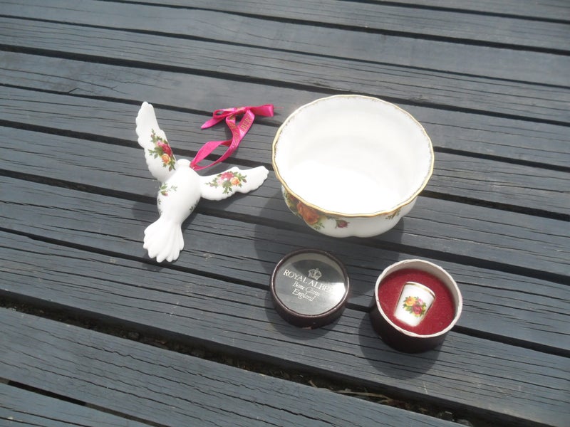 ROYAL ALBERT OLD COUNTRY ROSES THIMBLE, SUGAR BOWL & XMAS DOVE Carousel 2