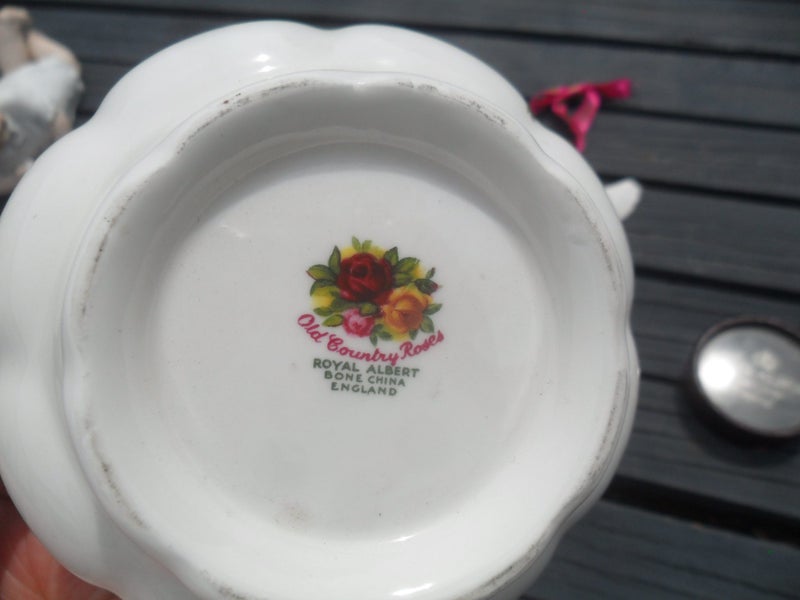 ROYAL ALBERT OLD COUNTRY ROSES THIMBLE, SUGAR BOWL & XMAS DOVE Carousel 3