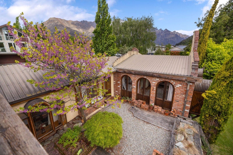 Frankton lake-view renovation or development site64548370884354111