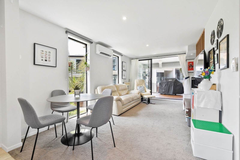 Gorgeous Private Living – Superb Location64547880614529114