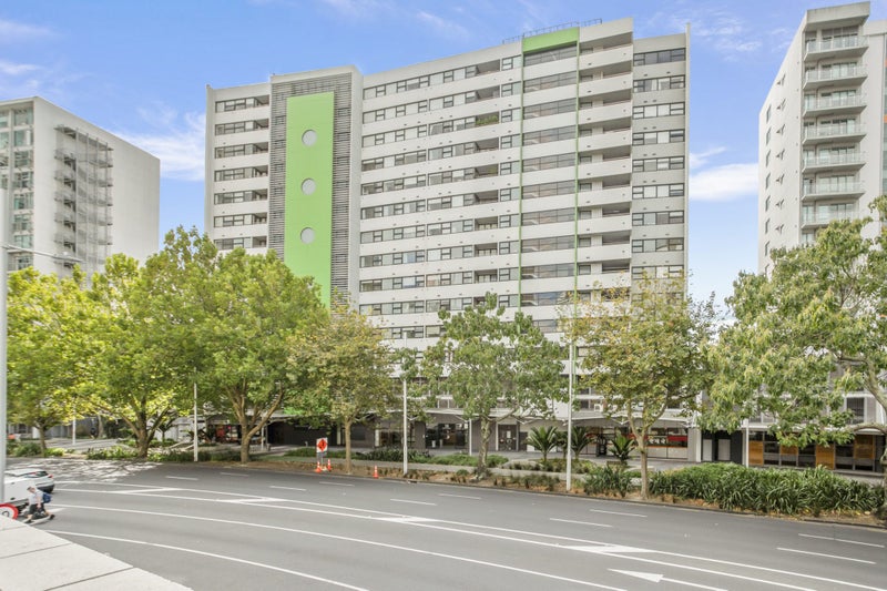 Scene Stealer64548370858497110