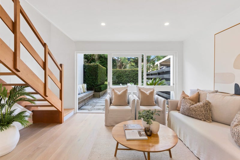 THE CHRISTMAS CRACKER64548581534210111