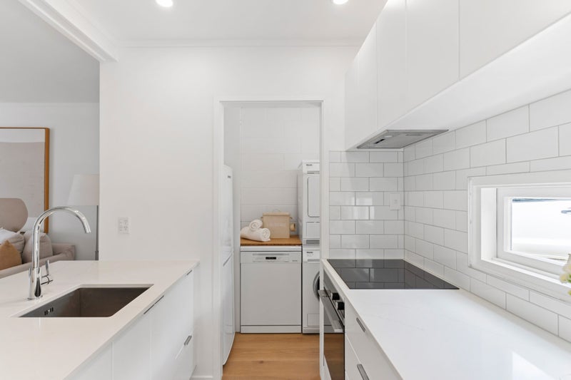 THE CHRISTMAS CRACKER64548581534210113