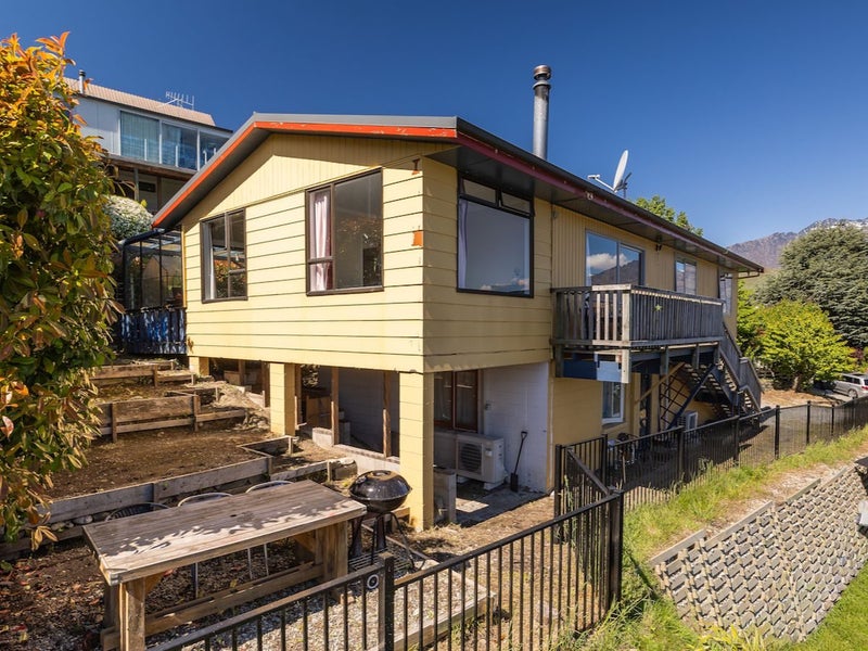 Big water views close to town64549070851458112