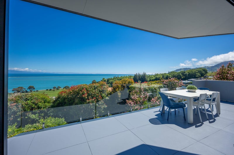 Exceptional Views, Privacy & Outstanding Garaging!64551167861506112