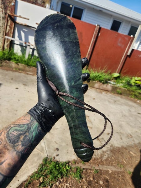 Kawakawa mere pounamu 370mm long 115mm wide 25mm thick at handle Carousel 2