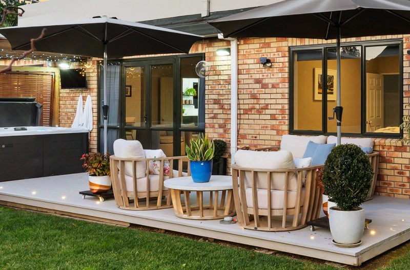 Bargin price outdoor set ,moving house so must go by 13th Dec, no researve!64551511021699111