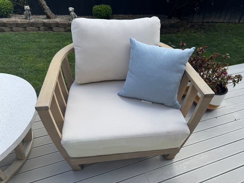 Bargin price outdoor set ,moving house so must go by 13th Dec, no researve!64551511021699112