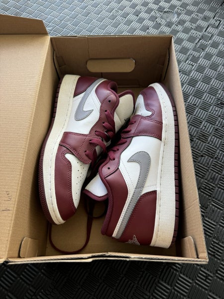 Nike Air Jordan 1 Low Bordeaux (GS) Carousel 2