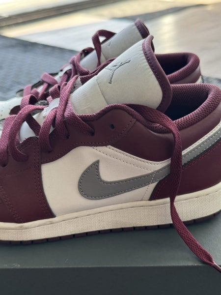 Nike Air Jordan 1 Low Bordeaux (GS) Carousel 1