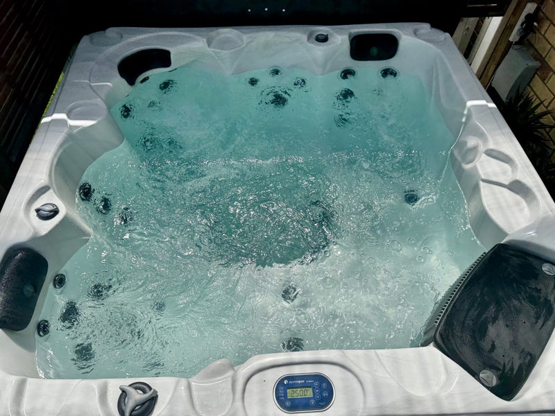 Bargain Alpine Spa! Low Researve, Sold the house so must go by 15th December64552212867969112