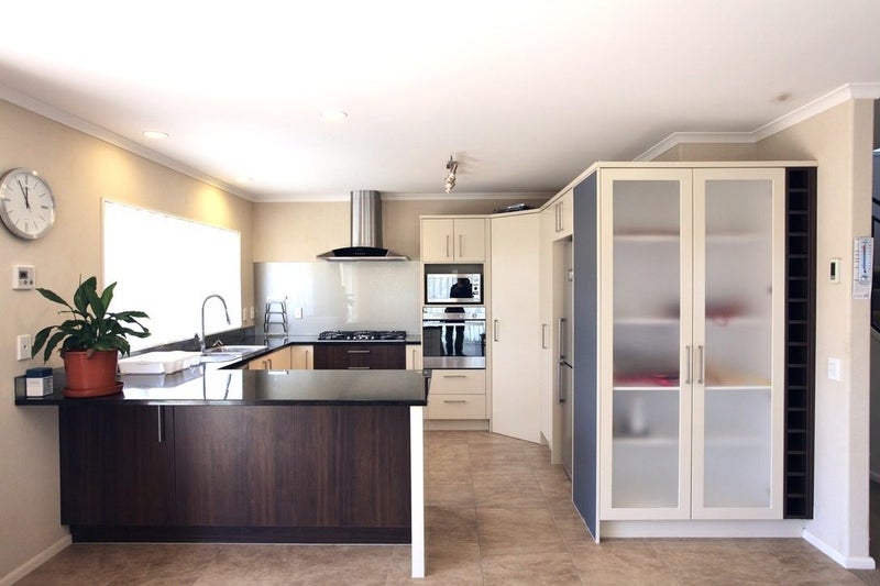 Flat Bush, 5 bedrooms64553263711234114