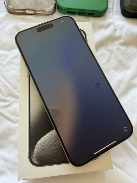 iPhone 15 Pro Max 256gb + 4 cases64651558975107110