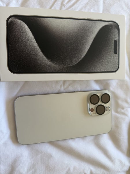 iPhone 15 Pro Max 256gb + 4 cases64651558975107111