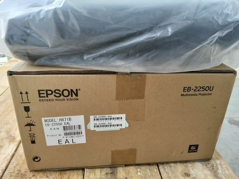 Epson EB-2250U projector and soft case64559777743106110