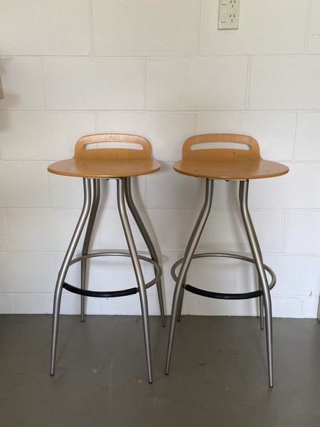2 Swivelling Bar Stools Carousel 1