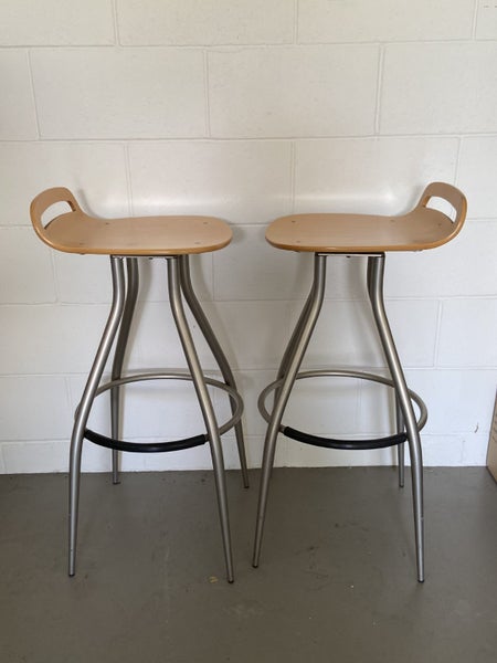 2 Swivelling Bar Stools Carousel 2