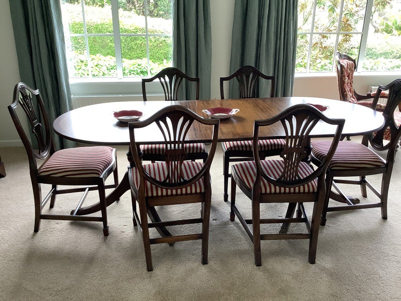 Dining room table and 6 chairs plus sideboard (English)64561099165570111
