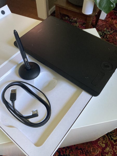 Wacom Intuos Pro Medium (PTH-660) – Pen Tablet + Pro Pen 2 – Boxed Carousel 1