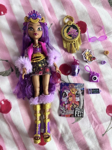 Monster High G3 Monster Fest Clawdeen Carousel 1
