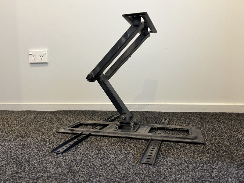 Small TV bracket Carousel 1