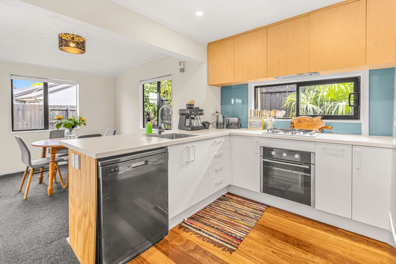 Beachside Character Home - Development Potential64569527967235114