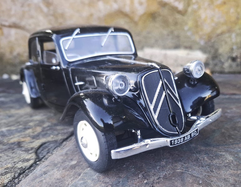 1/18 Solido die cast Citroen Traction 11cv Carousel 1