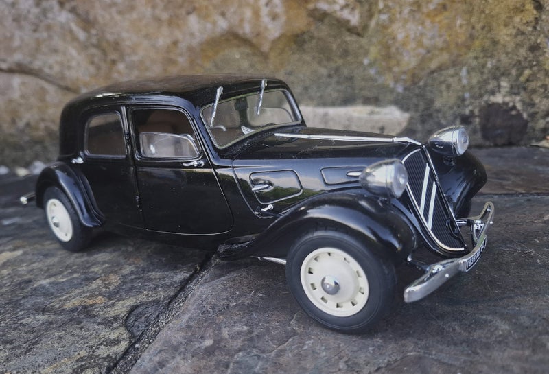 1/18 Solido die cast Citroen Traction 11cv Carousel 2