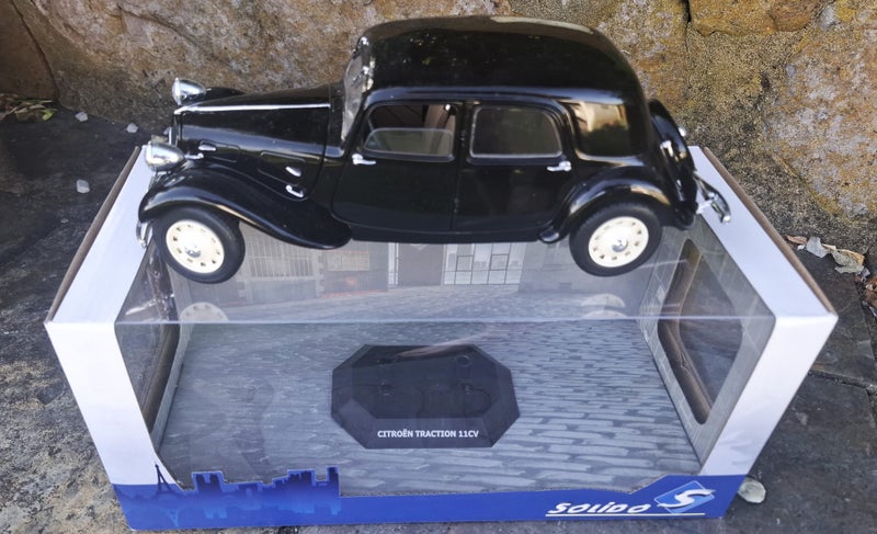 1/18 Solido die cast Citroen Traction 11cv Carousel 9